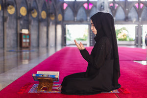 Mujer islámica con Hijab en Ramadán