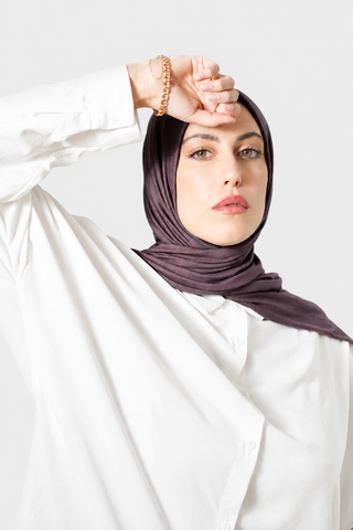Hijab Jersey Luxury Mauve con fondo gris claro
