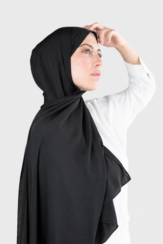 Hijab Crepe Premium Negro con fondo gris claro