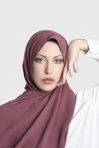 Hijab Magenta Oscuro Georgette en formato vertical con fondo gris claro