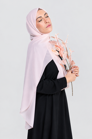 Hijab Chiffon Premium Rosa Blush en formato vertical con fondo gris claro