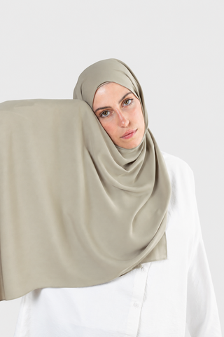 Hijab Crepe Premium Taupe con fondo gris claro