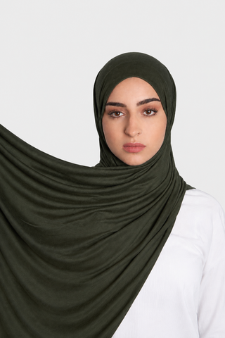 Hijab Jersey Luxury Verde Oscuro en formato vertical con fondo gris claro
