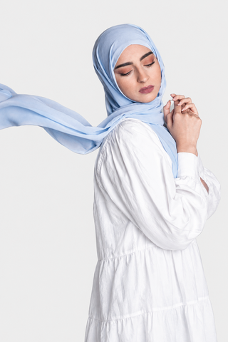 Hijab Chiffon Premium Azul Celeste en vertical con fondo gris claro