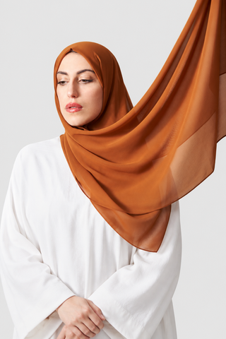 Hijab Chiffon Premium Canela en formato vertical con fondo gris claro