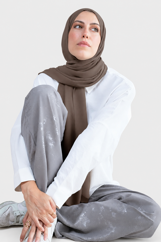 Hijab Chiffon Tierra en formato vertical con fondo gris claro