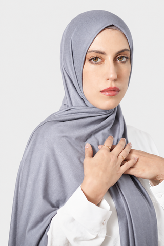 Hijab Jersey Luxury Azul Grisáceo con fondo gris claro