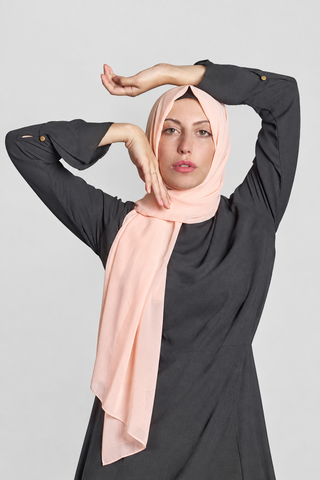 Hijab Chiffon Premium Rosa Palo con fondo gris claro, foto 2
