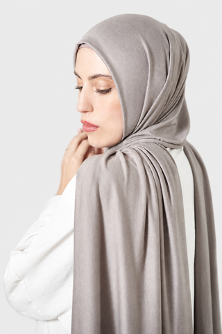 Hijab Jersey Luxury Gris con fondo gris claro