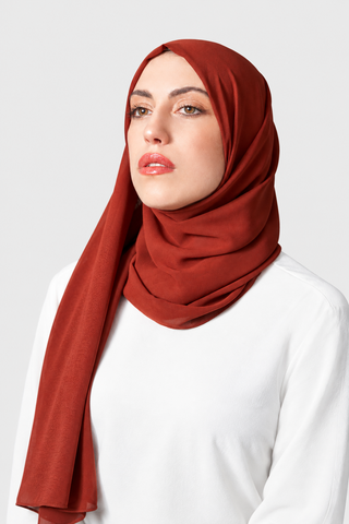 Hijab Chiffon Premium Teja Oscuro en formato vertical con fondo gris claro