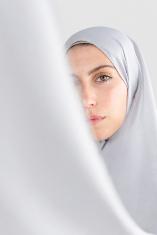Hijab Chiffon Gris en formato vertical con fondo gris claro