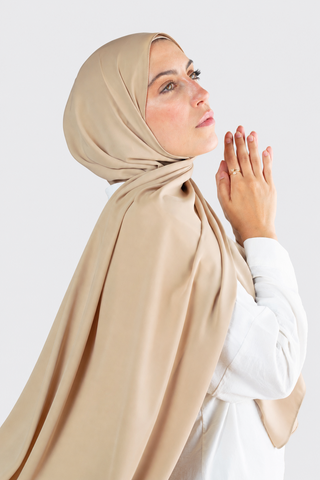 Hijab Crepe Premium Sepia con fondo gris claro