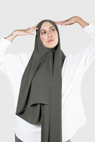 Hijab Crepe Premium Oliva Nude con fondo gris claro