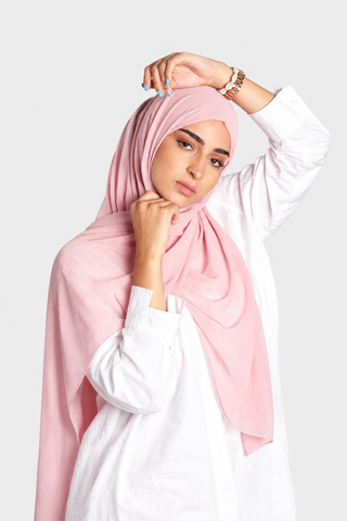 Hijab Chiffon Premium Rosa Nude con fondo gris claro, foto 1