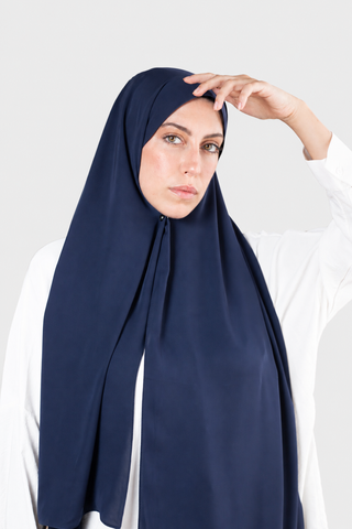 Hijab Crepe Premium Azul Marino con fondo gris claro