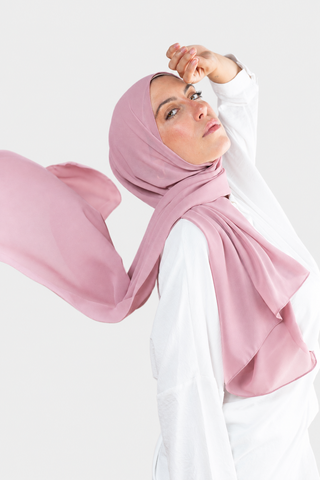 Hijab Chiffon Rosa Nude en formato vertical con fondo gris claro
