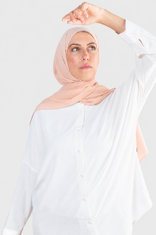 Hijab Chiffon Blush en formato vertical con fondo gris claro