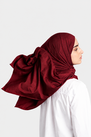 Hijab Jersey Luxury Granate en formato vertical con fondo gris claro