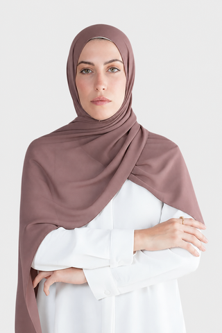 Hijab Chiffon Rosa Mauve en formato vertical con fondo gris claro