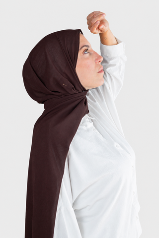 Hijab Chiffon Chocolate en formato vertical con fondo gris claro