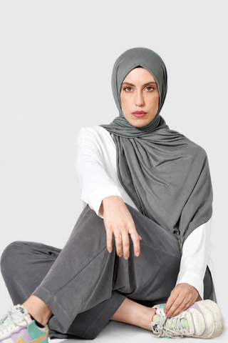 Hijab Jersey Luxury Verde Almendra Oscuro con fondo gris claro