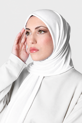 Hijab Jersey Luxury Blanco, retrato vertical con fondo gris claro