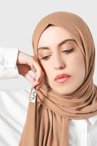Hijab Jersey Luxury Nude con fondo gris claro