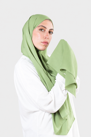 Hijab Crepe Premium Verde Clarito con fondo gris claro