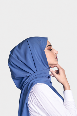Hijab Azul Ciano Georgette en formato vertical con fondo gris claro