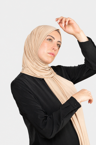 Hijab Jersey Luxury Moka light con fondo gris claro