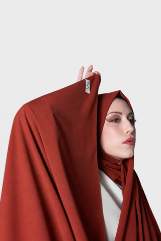 Hijab Teja Georgette en vertical con fondo gris claro, foto 2