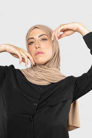 Hijab Jersey Luxury Capuchino con fondo gris claro