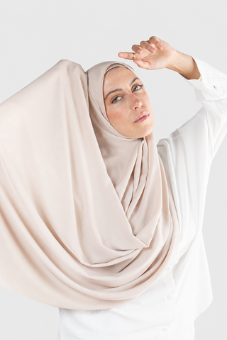 Hijab Crepe Premium Moka Light con fondo gris claro