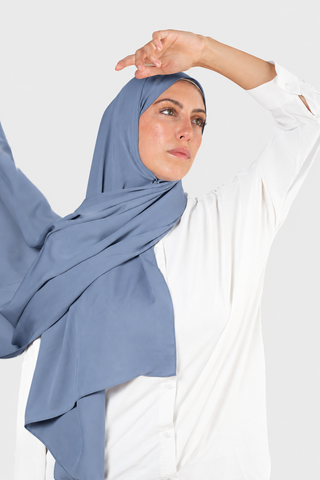 Hijab Crepe Premium Azul Grisáceo con fondo gris claro