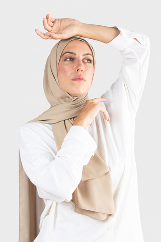 Hijab Crepe Premium Moka con fondo gris claro
