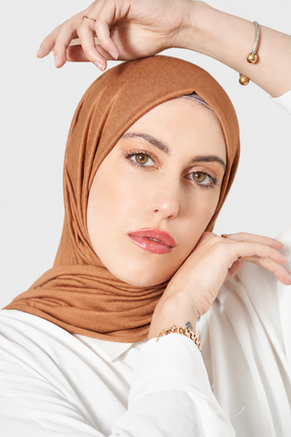 Hijab Jersey Luxury Canela con fondo gris claro