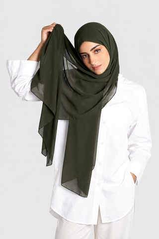 Hijab Chiffon Premium Oliva Nude con fondo gris claro, foto 2