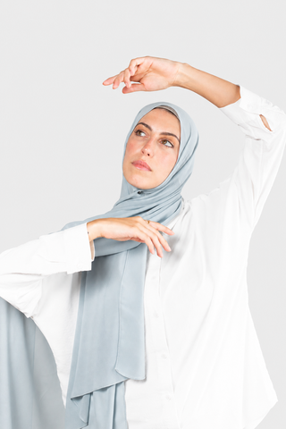 Hijab Chiffon Azul Grisáceo en formato vertical con fondo gris claro