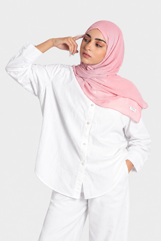 Hijab Chiffon Premium Rosa Nude con fondo gris claro, foto 2