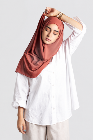 Hijab Chiffon Premium Teja con fondo gris claro, foto 1