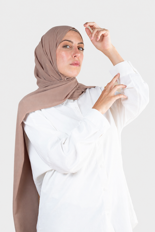 Hijab Chiffon Moka en formato vertical con fondo gris claro