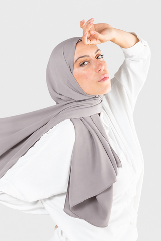 Hijab Crepe Premium Piedra con fondo gris claro