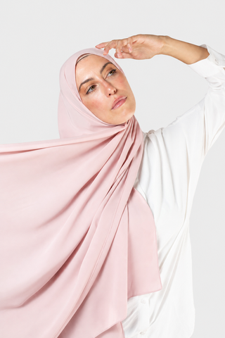 Hijab Crepe Premium Rosa Blush con fondo gris claro