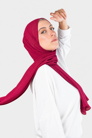 Hijab Chiffon Granate en formato vertical con fondo gris claro