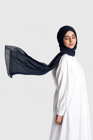 Hijab Chiffon Premium Azul Marino con fondo gris claro, foto 1