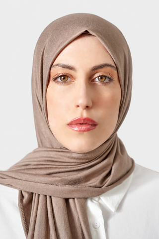 Hijab Jersey Luxury Piedra con fondo gris claro