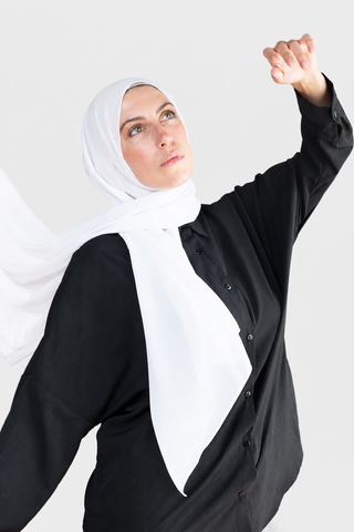 Hijab Chiffon Blanco en formato vertical con fondo gris claro