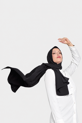 Hijab Georgette Negro en vertical con fondo gris claro, foto 1