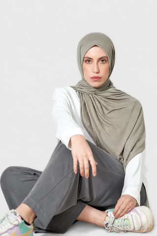 Hijab Jersey Luxury Verde Almendra con fondo gris claro