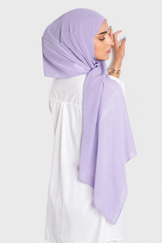 Hijab Chiffon Premium Lavanda con fondo gris claro, foto 2